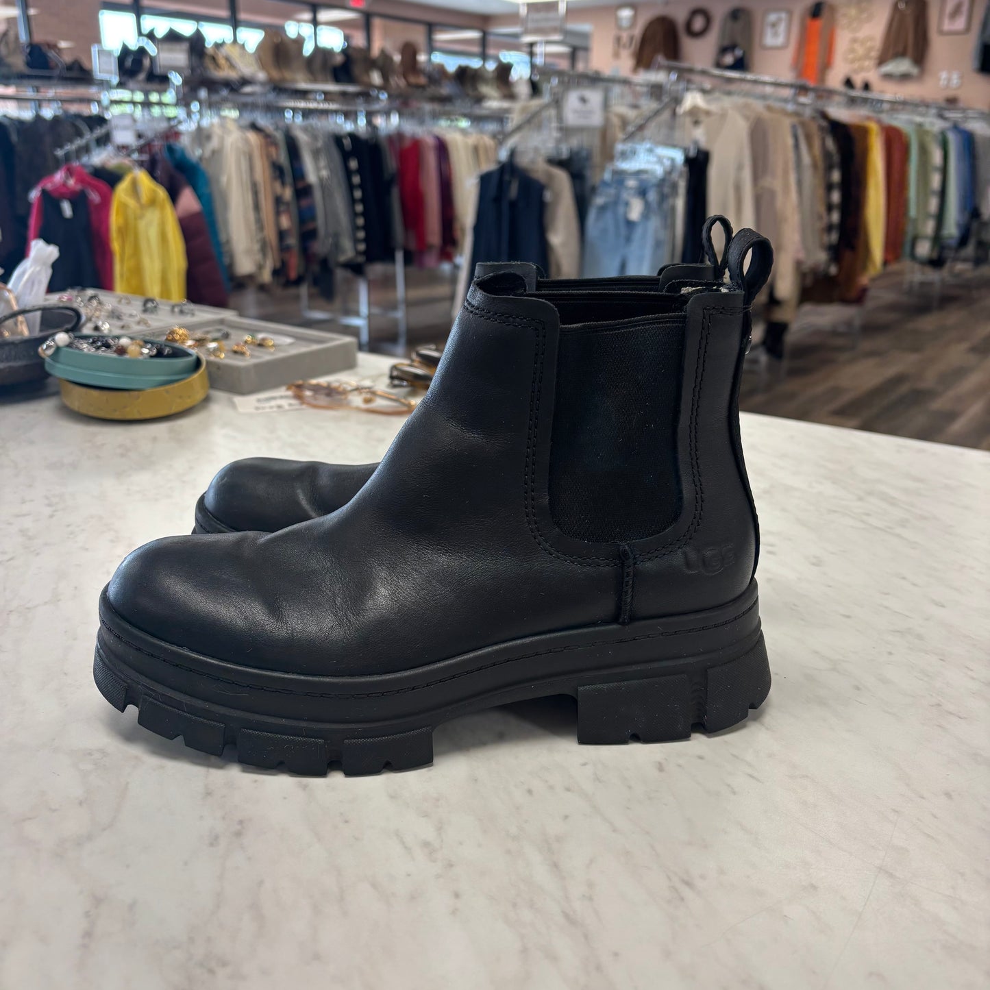 Ugg Chelsea size 7