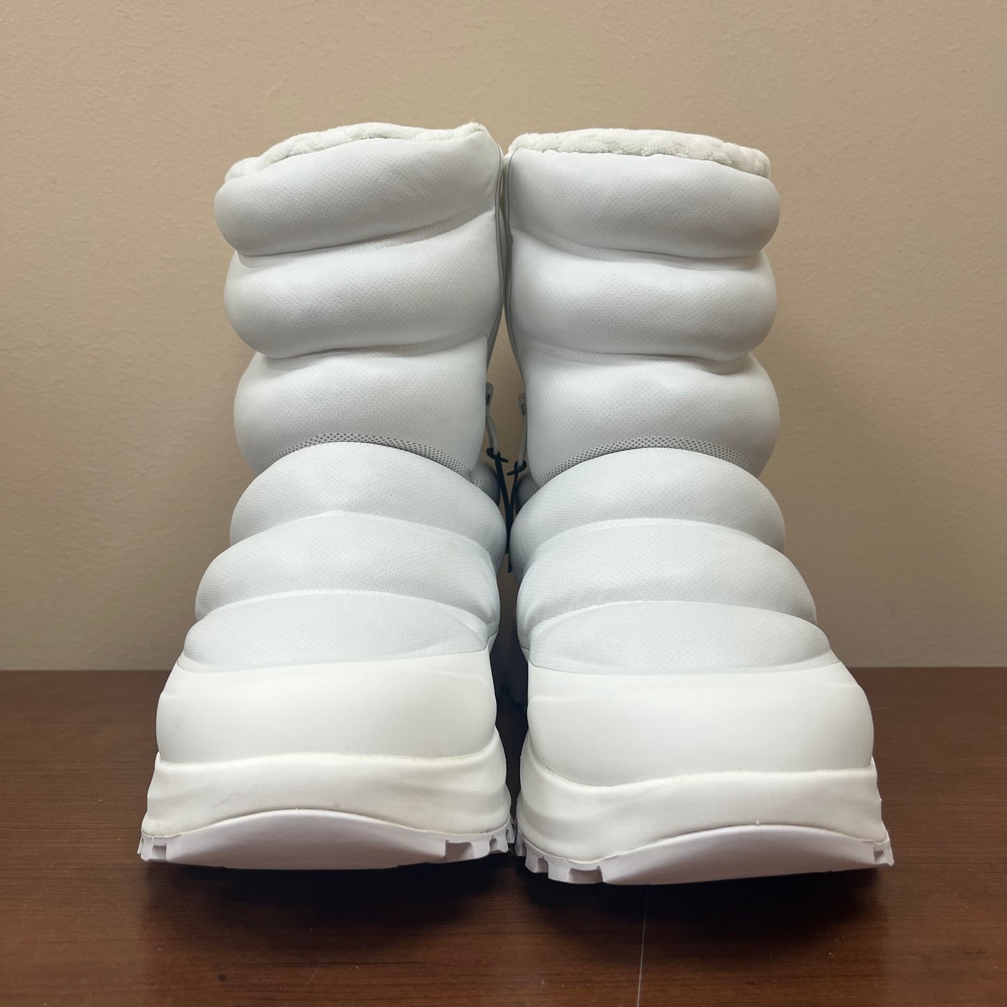 Size 7 White Columbia Snowtrot Boots