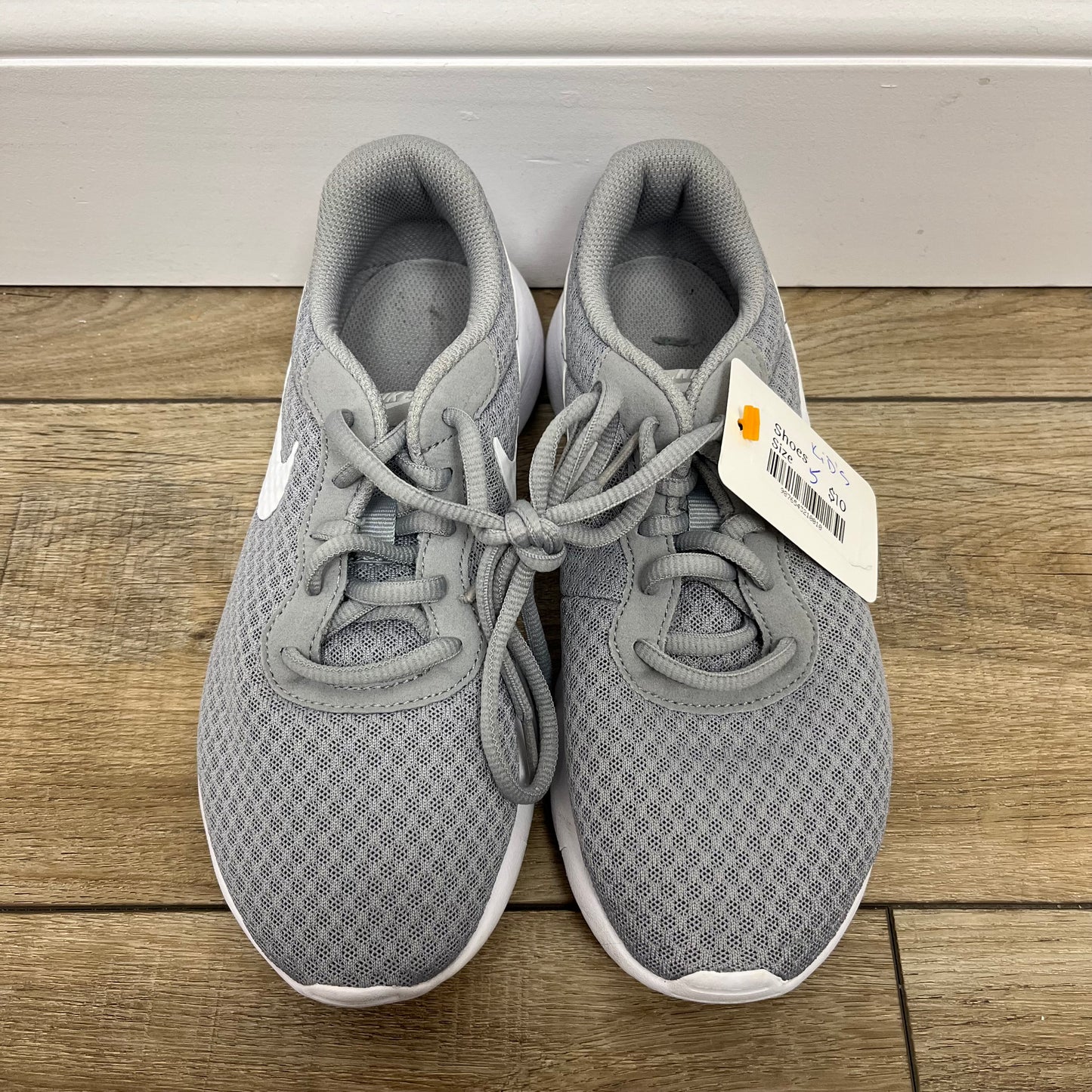 Kids Size 5 Gray Nike Shoes