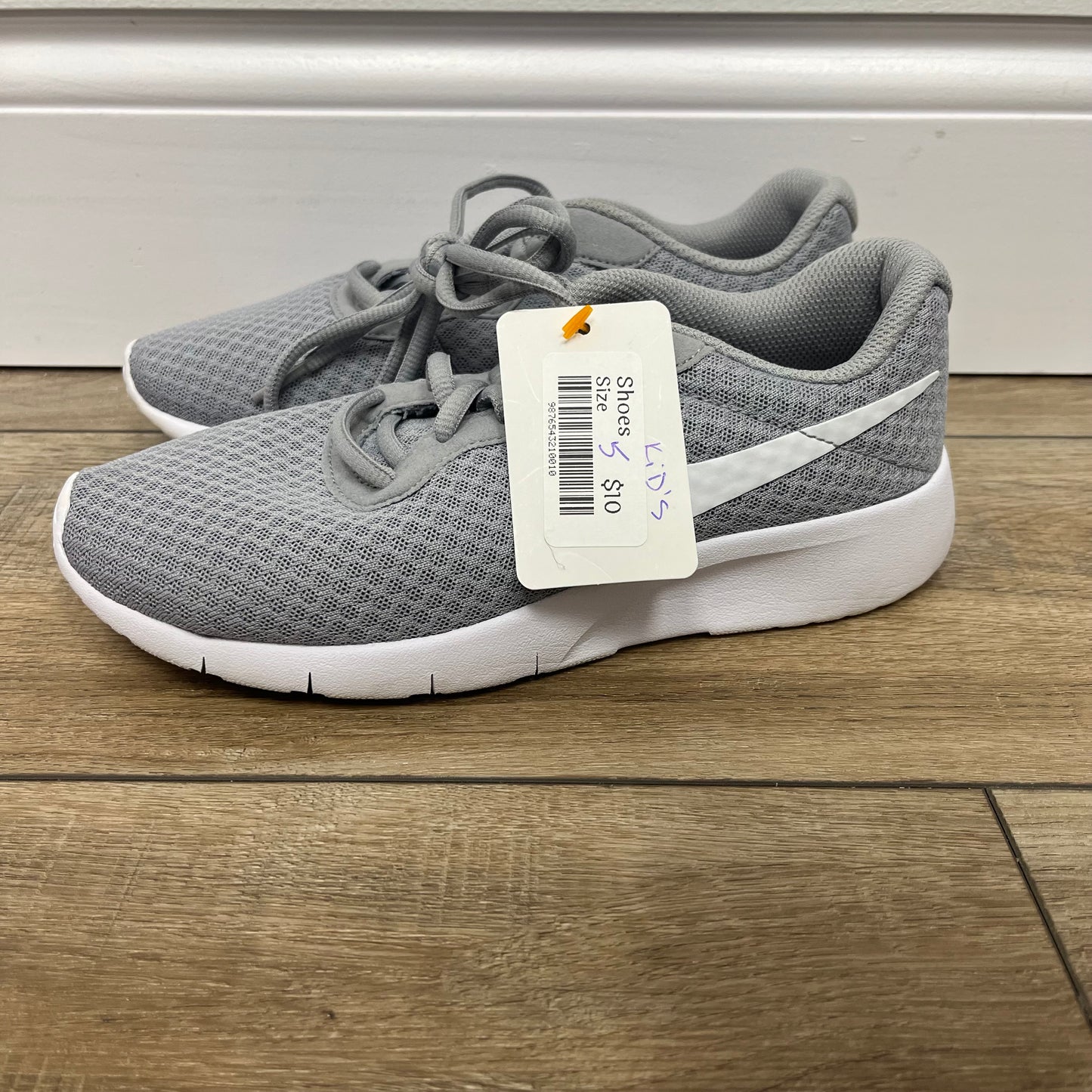 Kids Size 5 Gray Nike Shoes