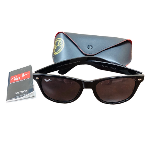 Ray Bans classic Wayfarer style with case
