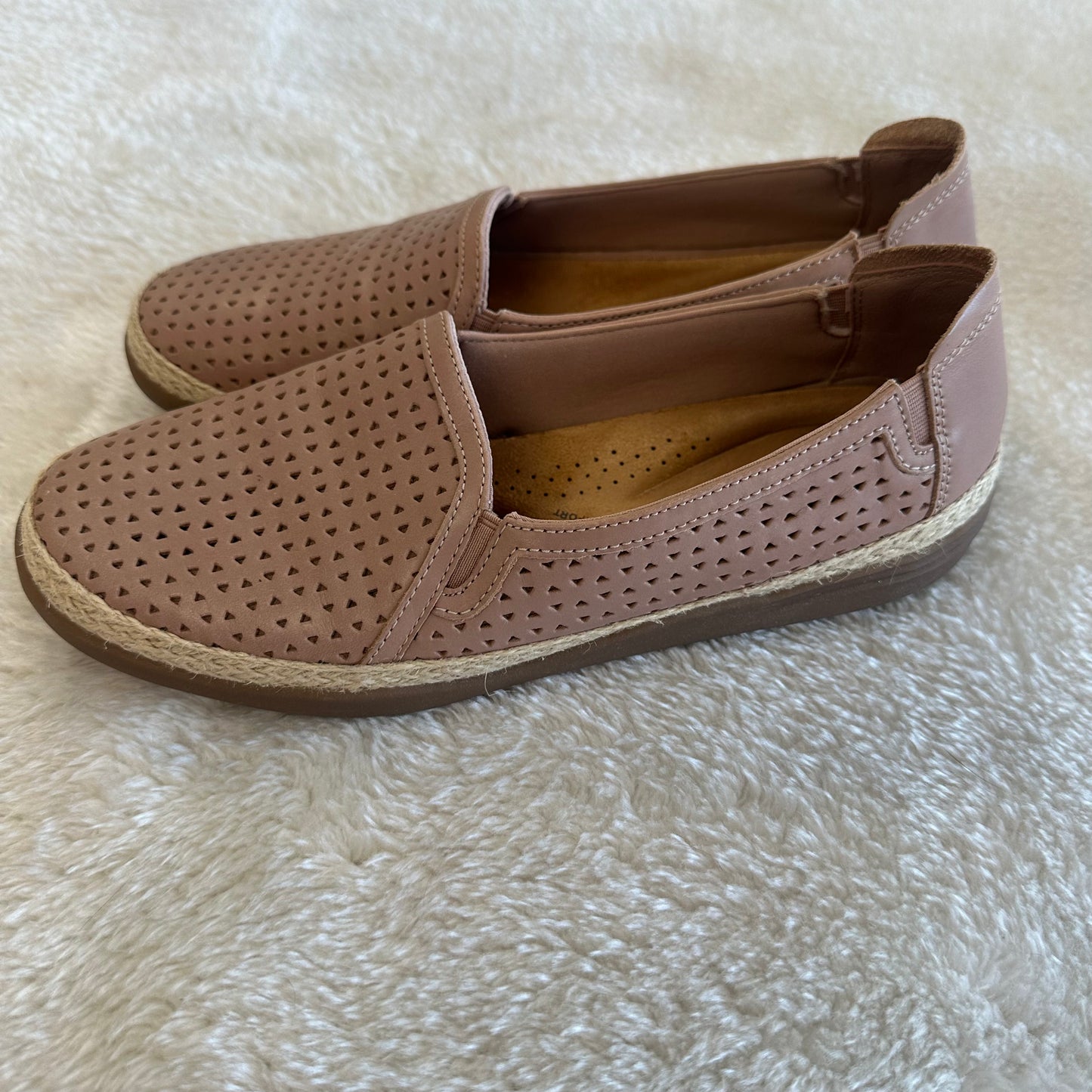 Clark’s 8.5 Beige Elaina Ruby Slip On Shoes