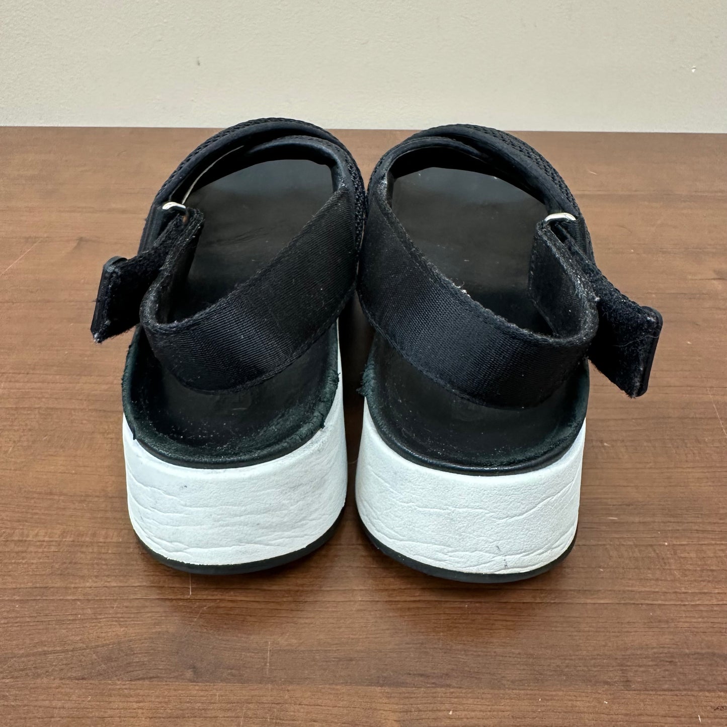 UGG 7.5 Nella Black Sandals