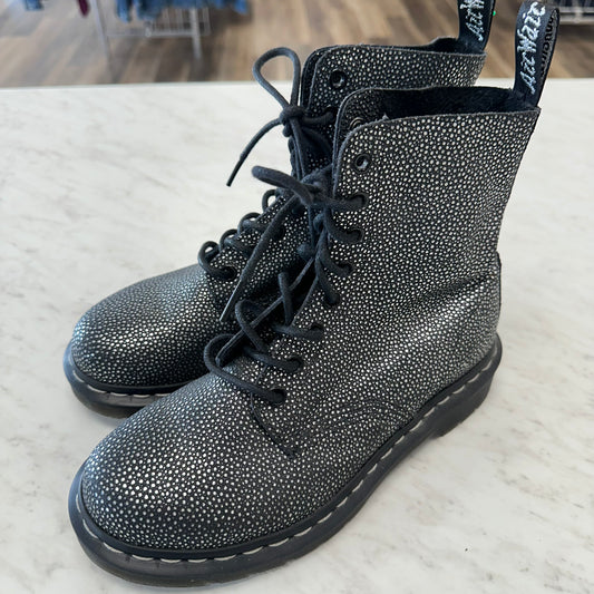 Doc Martens 6 Metallic in Black Boots