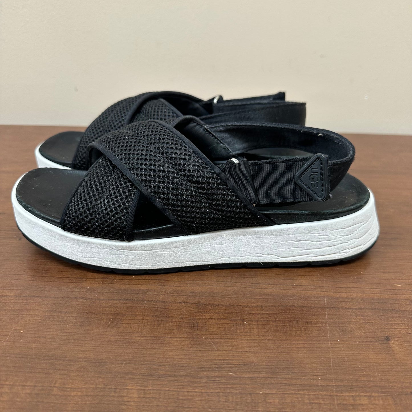 UGG 7.5 Nella Black Sandals