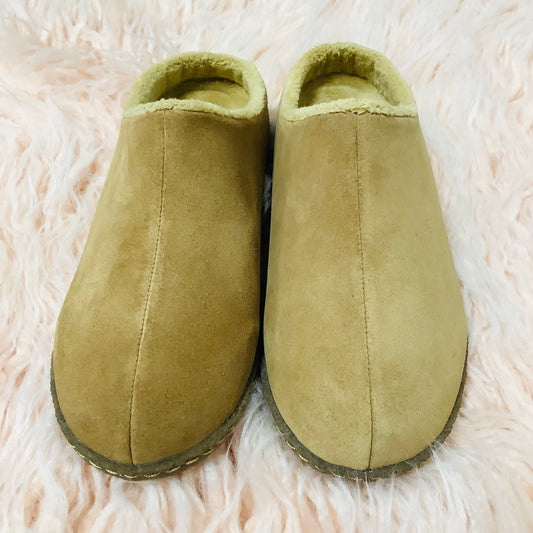 SOREL size 5/6 leather slip ons