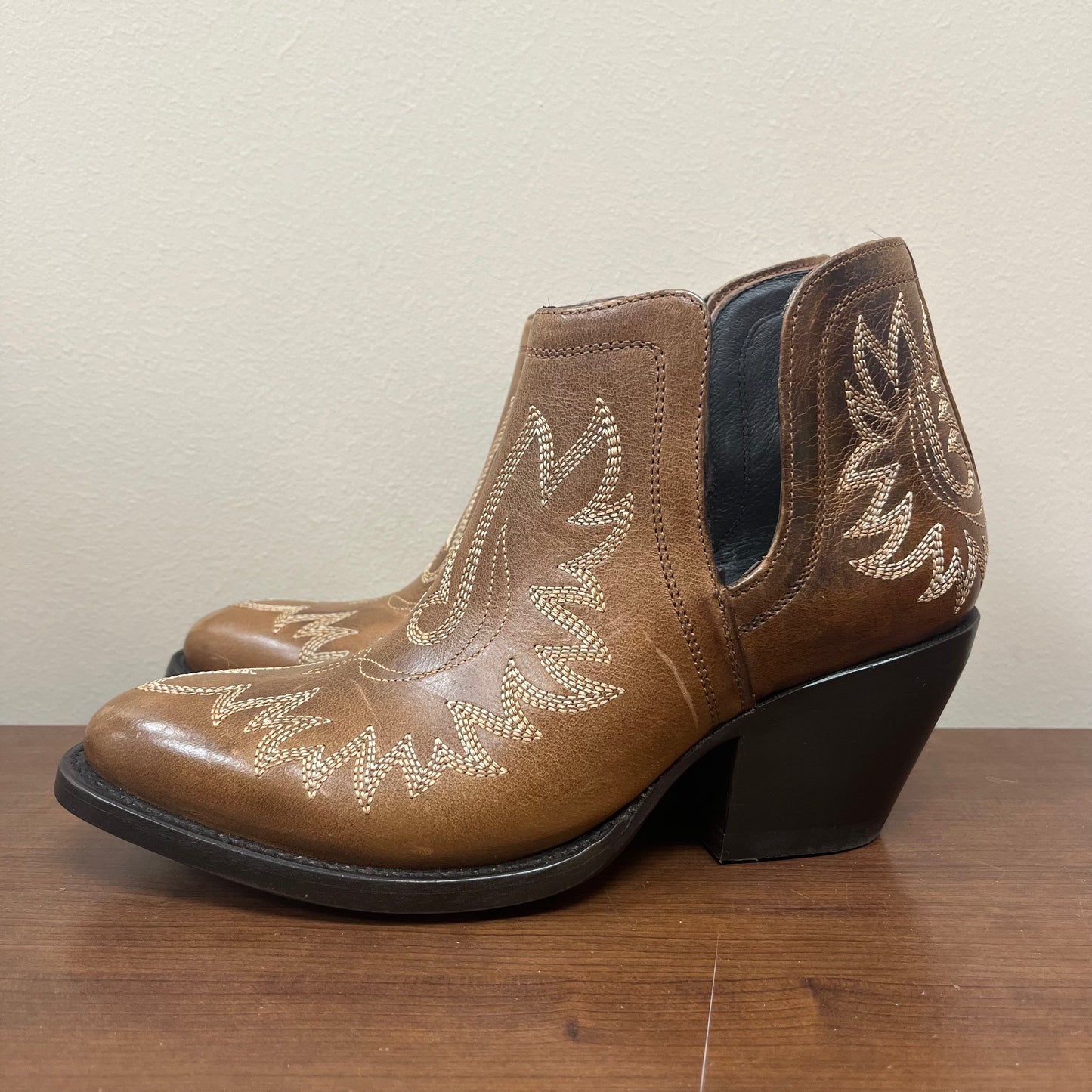 Size 6 Ariat Dixon R Toe Western Boots