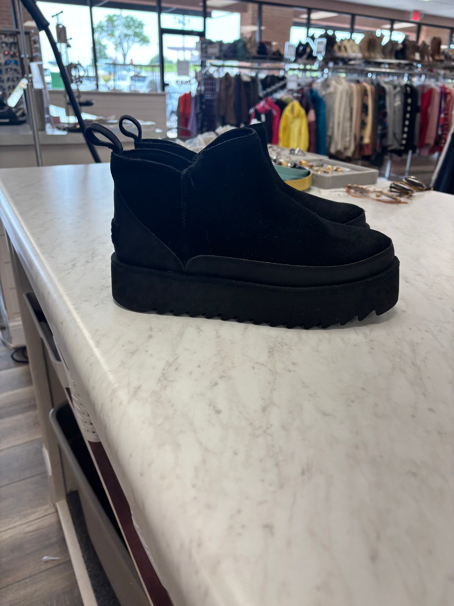 Ugg Alina size 7